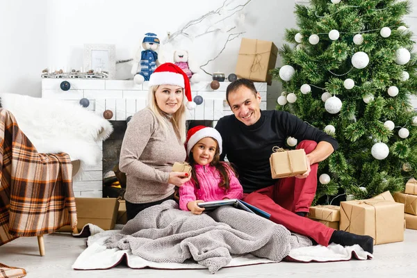 Capodanno Natale Famiglia Giovani Genitori Loro Piccola Figlia Trascorrono Del — Foto Stock