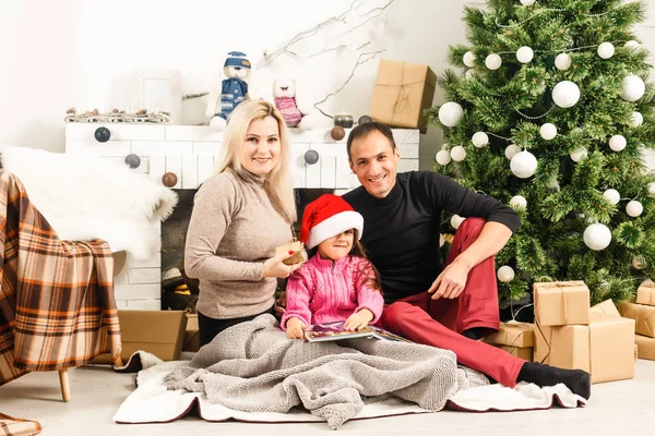 Nouvel Noël Famille Les Jeunes Parents Leur Petite Fille Passent — Photo