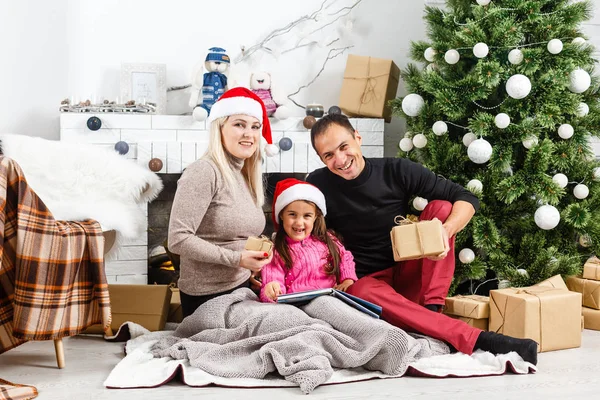Ano Novo Natal Família Jovens Pais Sua Filhinha Passando Tempo — Fotografia de Stock