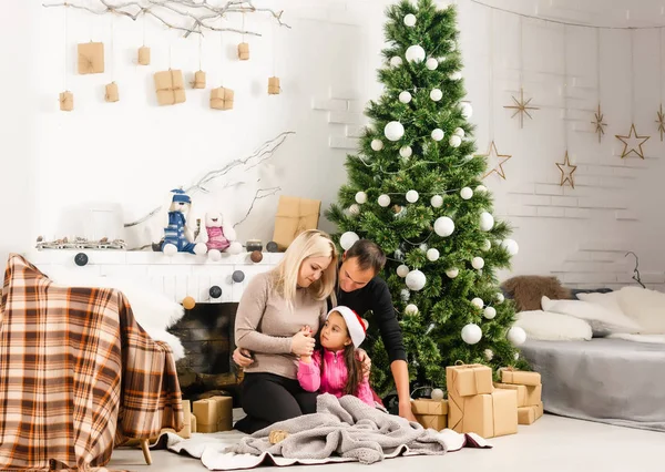 Neujahr Weihnachten Familie Junge Eltern Und Ihre Kleine Tochter Verbringen — Stockfoto