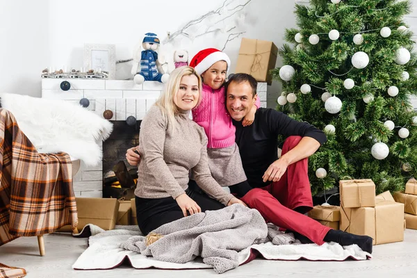 クリスマスだ家族だ若い両親と彼らの娘一緒に過ごす時間クリスマスツリーの近くに家で — ストック写真