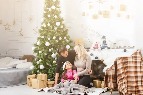 Nieuwjaar Kerstmis Familie Jonge Ouders Hun Dochtertje Samen Bij Kerstboom — Stockfoto