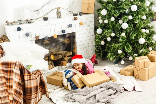 Menina Bonito Casa Época Natal — Fotografia de Stock