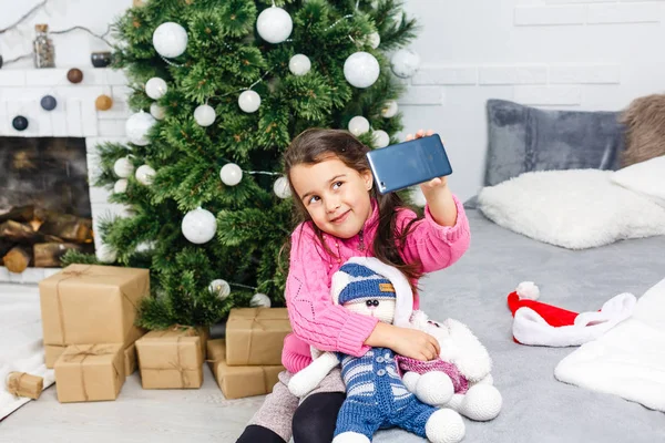 Cute Girl Home Christmas Time — Stockfoto