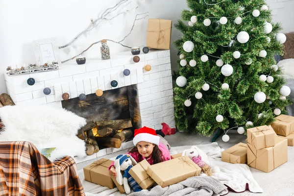 Nettes Mädchen Hause Zur Weihnachtszeit — Stockfoto
