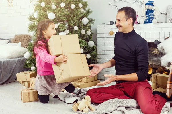 Ευτυχισμένος Νεαρός Πατέρας Και Κόρη Του Στο Σπίτι Χριστουγεννιάτικο Δέντρο — Φωτογραφία Αρχείου