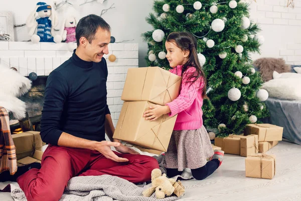 Feliz Jovem Pai Sua Filha Casa Com Árvore Natal — Fotografia de Stock
