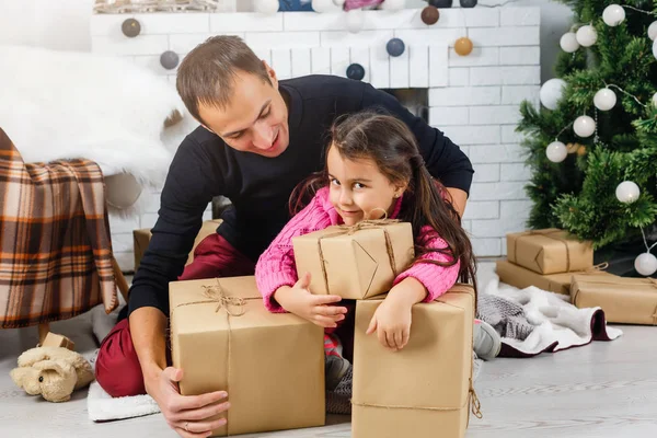 Felice Giovane Padre Sua Figlia Casa Con Albero Natale — Foto Stock