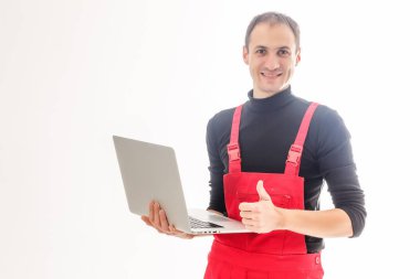 Beyaz arka planda dizüstü bilgisayarı olan bir tamirci.