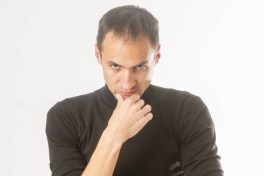 beyaz zemin üzerine genç adam portresi