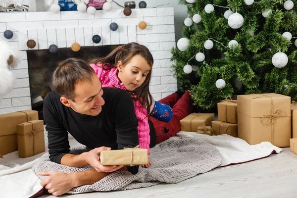 Feliz Jovem Pai Sua Filha Casa Com Árvore Natal — Fotografia de Stock