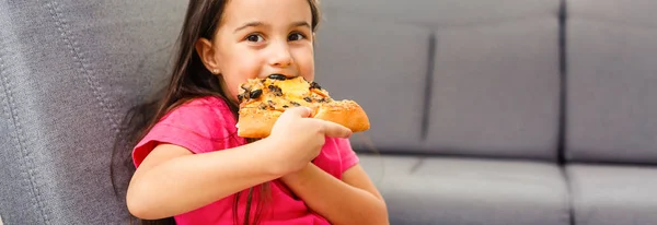 Menina Com Pizza Grande Casa — Fotografia de Stock