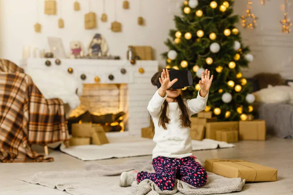 Portret Van Meisje Spelen Virtual Reality Headset Thuis — Stockfoto