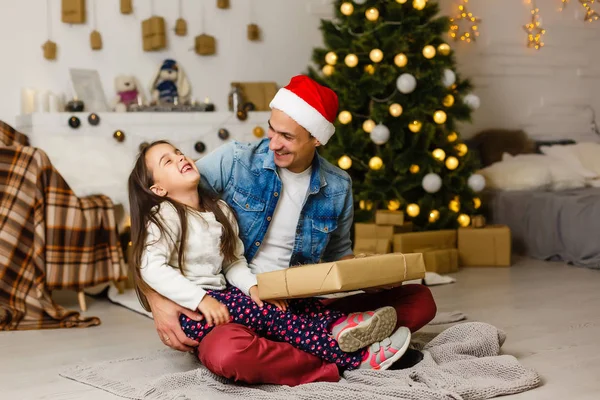 Portrait Happy Little Girl Her Father Christmas Time Home — ストック写真