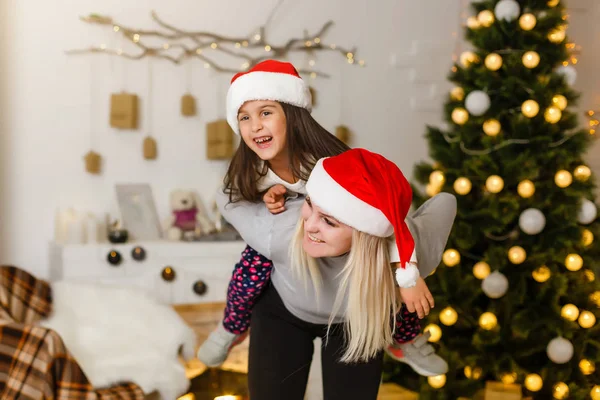 Fijne Kerstvakantie Moeder Met Haar Dochter Thuis — Stockfoto