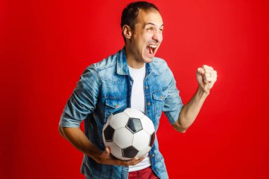 Yakışıklı adam bir futbol topu tutan