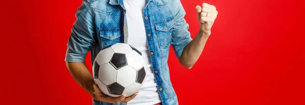 サッカー ボールを保持しているハンサムな男 — ストック写真