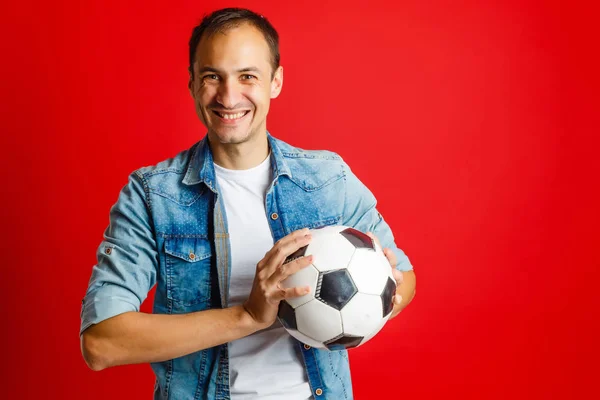 Schöner Mann Der Hand Eines Fußballs — Stockfoto