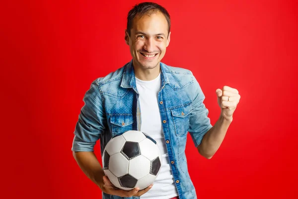 Bonito Homem Segurando Uma Bola Futebol — Fotografia de Stock