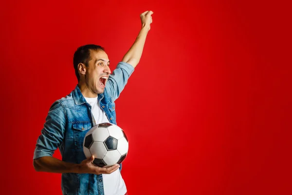 Schöner Mann Der Hand Eines Fußballs — Stockfoto