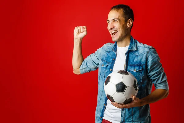 Bonito Homem Segurando Uma Bola Futebol — Fotografia de Stock