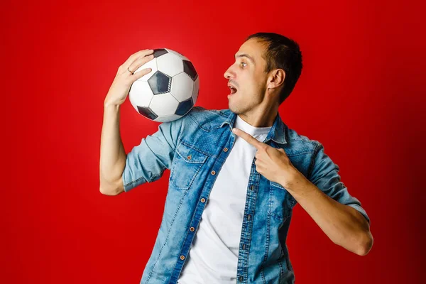 Bonito Homem Segurando Uma Bola Futebol — Fotografia de Stock