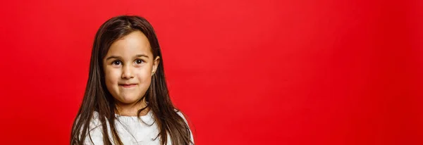 Pouco Bonito Doce Sorridente Menina Fundo Vermelho — Fotografia de Stock