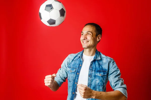 Bonito Homem Segurando Uma Bola Futebol — Fotografia de Stock