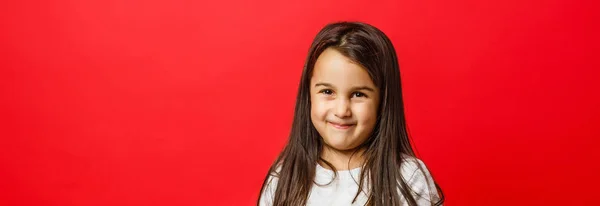 Poco Lindo Dulce Sonriente Chica Pie Sobre Fondo Rojo — Foto de Stock