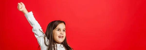 Pouco Bonito Doce Sorridente Menina Fundo Vermelho — Fotografia de Stock