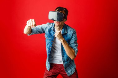 Sanal gerçeklik gözlüğü takan adam.