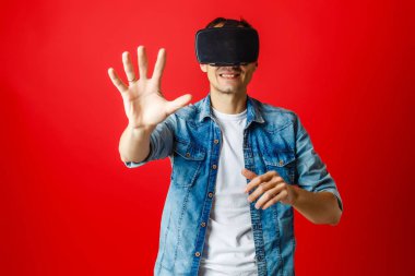 Sanal gerçeklik gözlüğü takan adam.