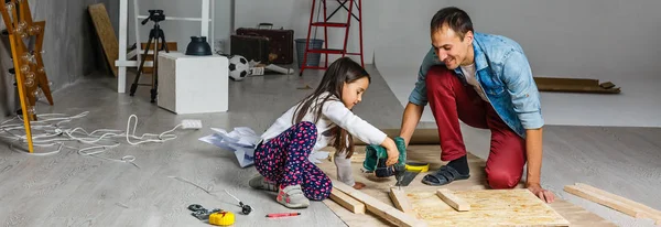 Vater Und Tochter Reparieren Der Garage — Stockfoto