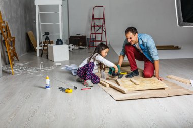 Baba ve kızı garajda tamire gittiler.