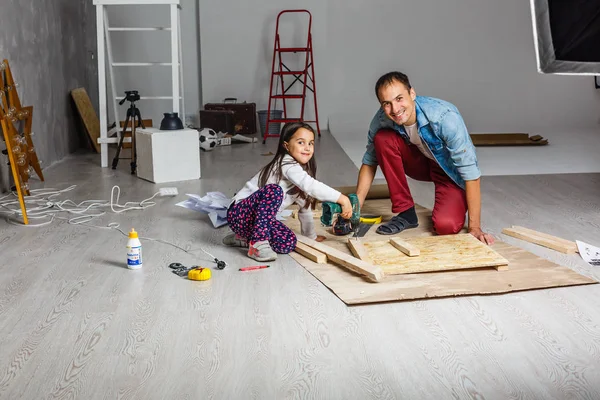 Padre Hija Están Reparando Garaje — Foto de Stock