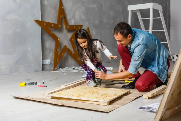 Far Och Dotter Reparerar Garaget — Stockfoto