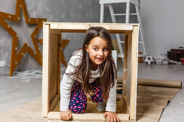 Carino Ragazza Officina Con Costruzione Legno — Foto Stock