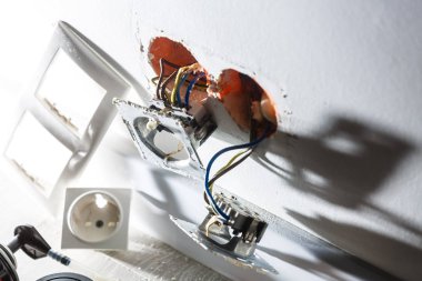Bitmemiş elektrik şebeke prizine soketin elektrik telleri ve Alçıpan Alçıpan alçı duvarlar daire için yüklü bağlayıcı ile inşaat ve İmar altında olması.