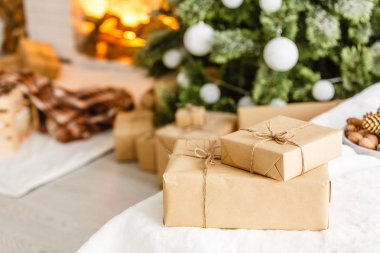 Evde farklı Noel süsleri ve hediyeler var.