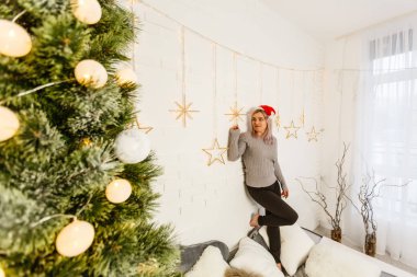 Noel zamanı evde genç bir kadın