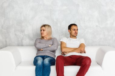 Bunalımlı kadın kocasıyla kavga ettikten sonra gücenmiş ve üzgün hissediyor