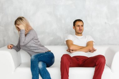 Bunalımlı kadın kocasıyla kavga ettikten sonra gücenmiş ve üzgün hissediyor