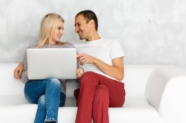 Laptop kullanan mutlu genç bir çiftin portresi 