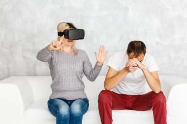 Mutlu çift evde VR ile eğleniyor. 