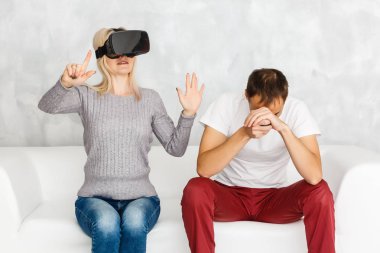 Mutlu çift evde VR ile eğleniyor. 