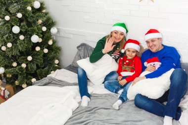 Anne, baba ve oğul Noel 'i evde kutluyorlar.