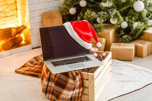 Laptop Attrappe Auf Weihnachten Bokeh Hintergrund Kamin — Stockfoto