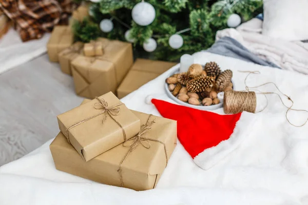 Verschiedene Weihnachtsdekorationen Und Geschenke Hause — Stockfoto