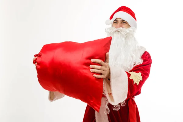 Noel Baba Kostümlü Bir Adam Elinde Hediyelerle Kırmızı Bir Torba — Stok fotoğraf