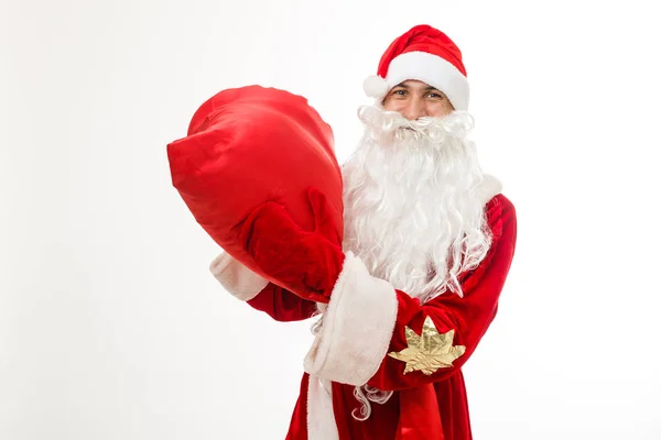 Noel Baba Kostümlü Bir Adam Elinde Hediyelerle Kırmızı Bir Torba — Stok fotoğraf